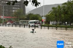 三亚教育局回应让家长暴雨天接娃 暴雨红色预警后紧急停课