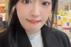 女孩吐槽妈妈学她穿衣服 母女穿搭引热议