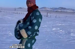 大雪封路爸爸化身袋鼠带发烧婴儿去医院